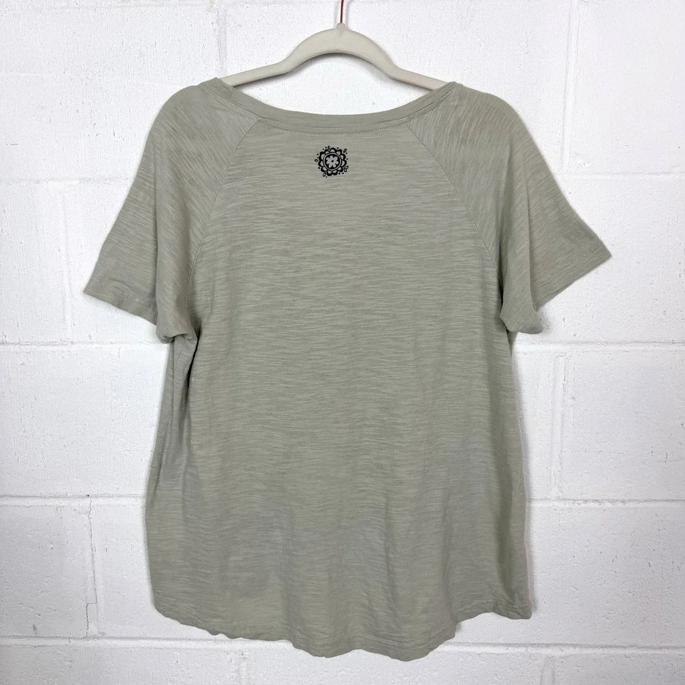Casual Gray Graphic Tee - Picture 7 of 11